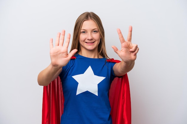 Super Hero mujer rusa aislada sobre fondo blanco contando ocho con los dedos