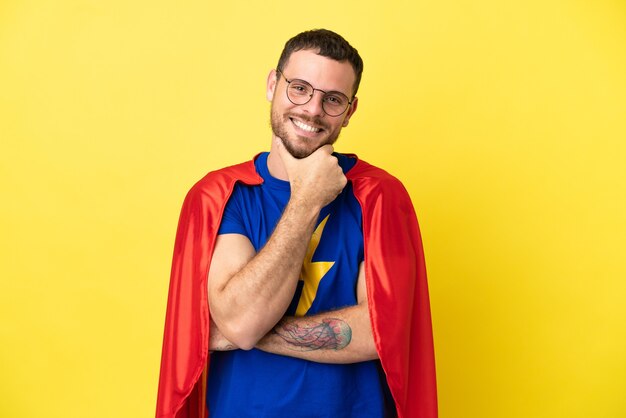 Super herói brasileiro homem isolado em fundo amarelo com óculos e sorrindo