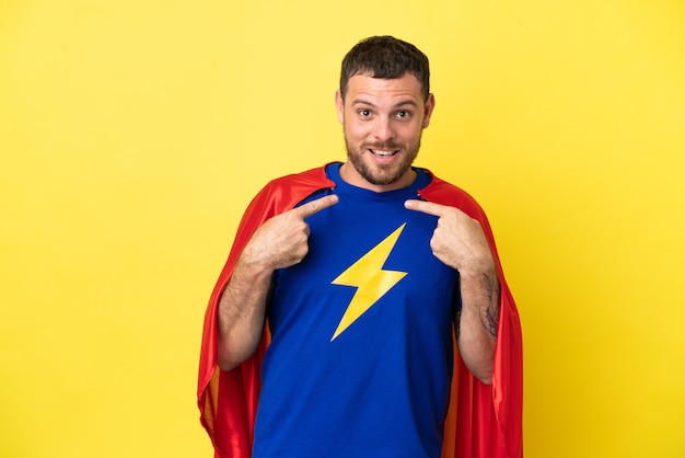 Super-herói brasileiro isolado em fundo amarelo com expressão facial surpresa