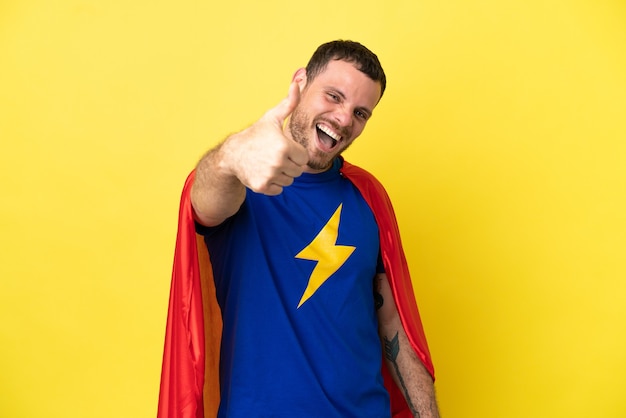 Super-herói brasileiro isolado em fundo amarelo com polegar para cima porque algo bom aconteceu