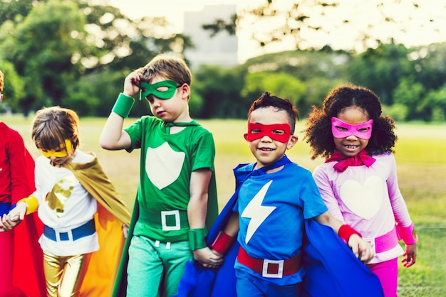 Foto super-herói colorido crianças com superpoderes