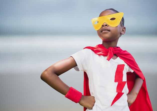 Super-herói de menina contra a praia embaçada