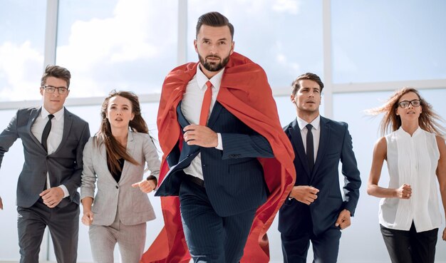 Foto super-herói empresário e sua equipe de negócios estão caminhando juntosphoto com espaço de cópia