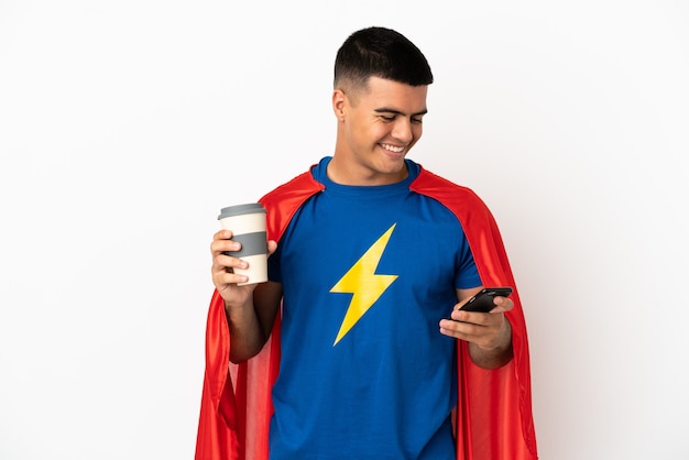 Super-herói sobre fundo branco isolado segurando café para levar e um celular
