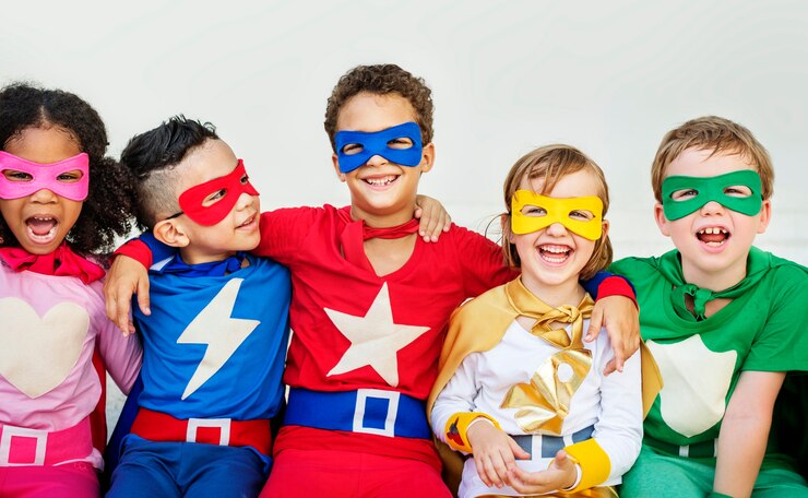 Foto super-heróis alegres crianças expressando o conceito de positividade