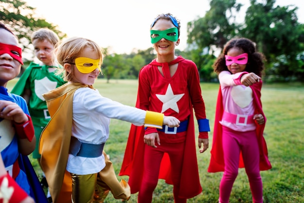 Super-heróis alegres crianças expressando o conceito de positividade