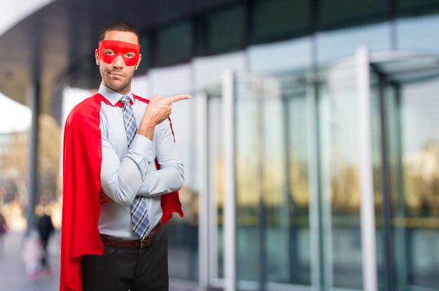 Super hombre de negocios apuntando