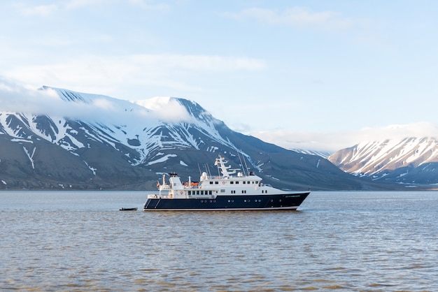 Super iate de luxo no mar do Ártico, perto de Longyearbyen, arquipélago de Svalbard