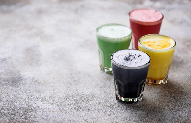 Super lattes com carvão vegetal, beterraba, matcha e açafrão