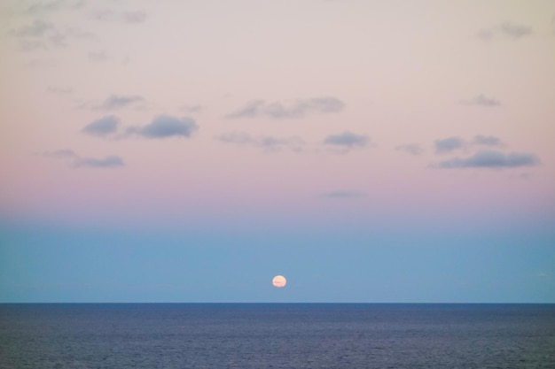 Super lua cheia sobe ao céu sobre o mar