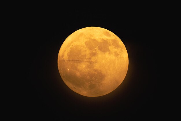 Foto super lua de morango lua cheia avermelhada em uma noite de verão lua cheia com nuvens à frente