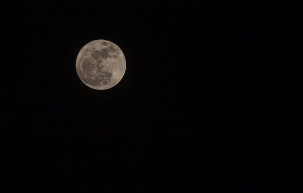 Súper luna llena en el cielo nocturno