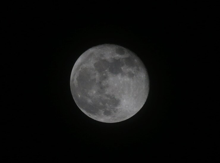 Súper luna llena con fondo oscuro Dhaka chattogram Bangladesh Fotografía horizontal Súper luna