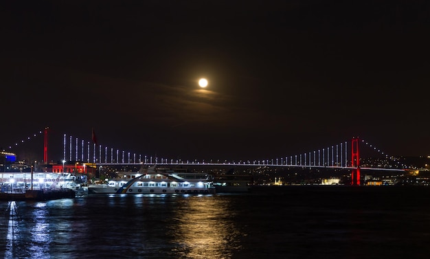 Super luna de sangre azul sobre el estrecho del Bósforo Estambul Turquia
