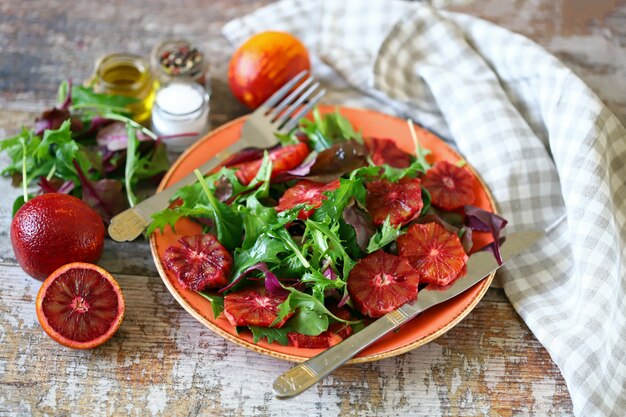 Super nahrhafter Detox-Salat mit roter Orange und einer Mischung aus Salaten.