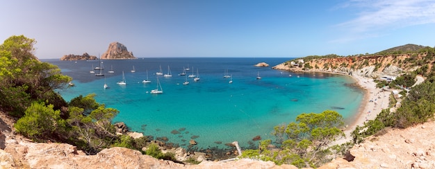 Super panorama da bela praia Cala Hort e da montanha Es Vedra. Ibiza, Ilhas Baleares. Espanha