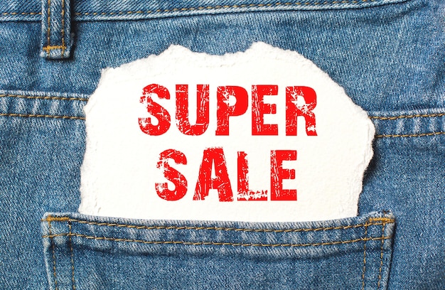 Super Sale auf weißem Papier in der Tasche von Blue Denim Jeans