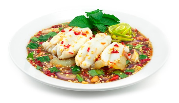 Super Spicy Squids Roe Salad em molho de peixe fermentado Comida tailandesa asiática quente e picante vista lateral