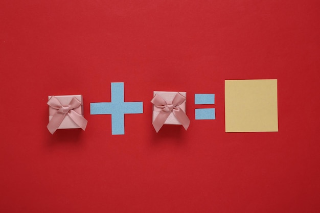 Foto super werbeangebot gleichung aus geschenkboxen auf rotem hintergrund