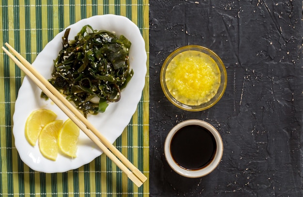 Superalimento de algas marinas con sésamo y limón. comida japonesa