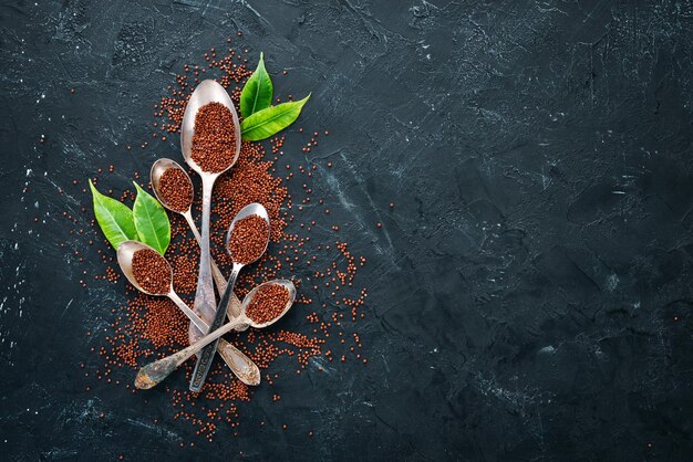 Superalimento Quinoa vermelha Em um fundo preto Vista superior Espaço de cópia grátis