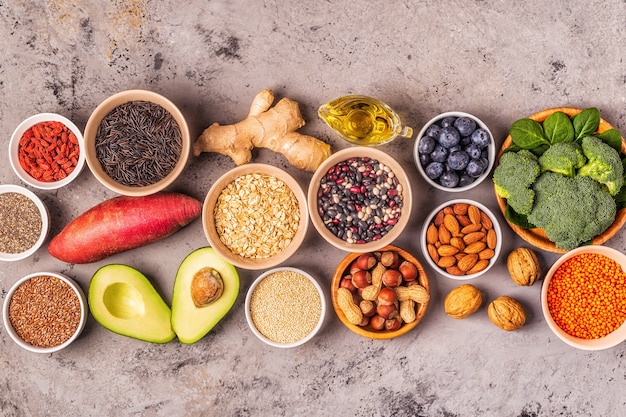 Superalimentos em fundo cinza de concreto. Conceito de alimentação limpa de comida saudável. Vista do topo.