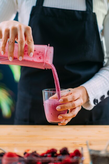 Superalimentos haciendo batido saludable en licuadora