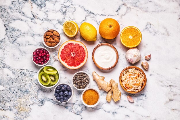 Superalimentos para reforço da imunidade e remédios para resfriado, vista de cima.