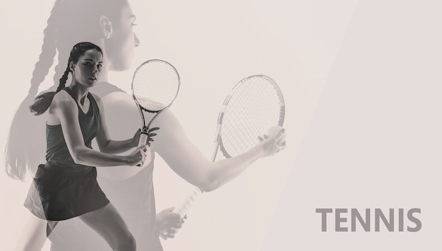 Superando obstáculos. Collage creativo con mujer joven jugando al tenis aislado en la pared del estudio
