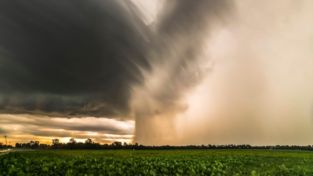 La supercélula explota con la lluvia sobre la granja