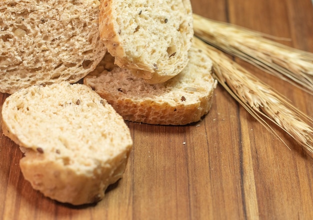 Foto superclose de três pães em uma mesa de palha