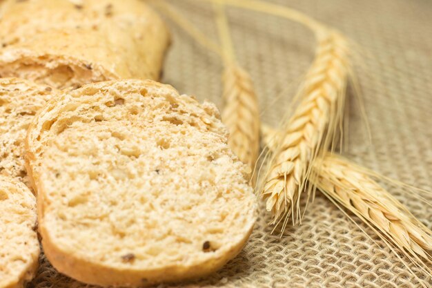 Superclose von Brot auf einem Strohtisch