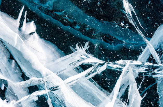 Superficie agrietada azul de la superficie del hielo
