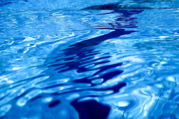 Superficie del agua bajo el agua, Fondo de agua superficial de la piscina