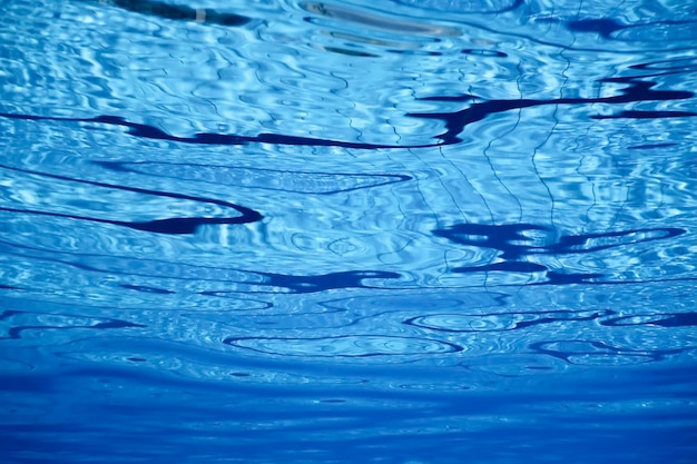 Superficie del agua bajo el agua, Fondo de agua superficial de la piscina