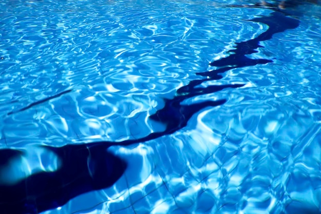 Superficie del agua bajo el agua, Fondo de agua superficial de la piscina