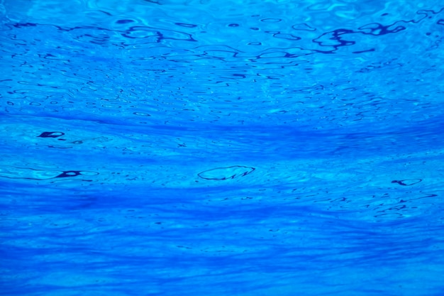 Foto superficie del agua bajo el agua, fondo de agua superficial de la piscina