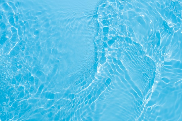 Foto una superficie de agua azul con algunas ondas en ella