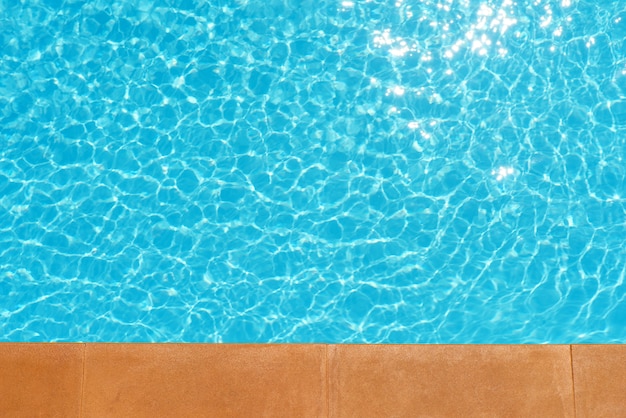 Superficie de agua azul y ondulación de onda en la piscina