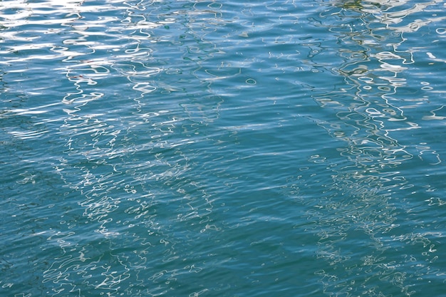 Superficie de agua azul con suaves ondulaciones y reflejos