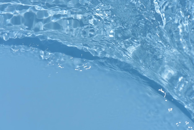 Una superficie de agua azul con una superficie azul clara y una superficie azul clara