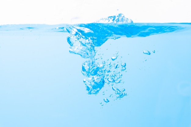 La superficie del agua y las burbujas de agua azul