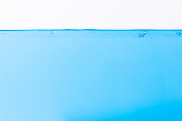 Foto la superficie del agua y las burbujas de agua azul