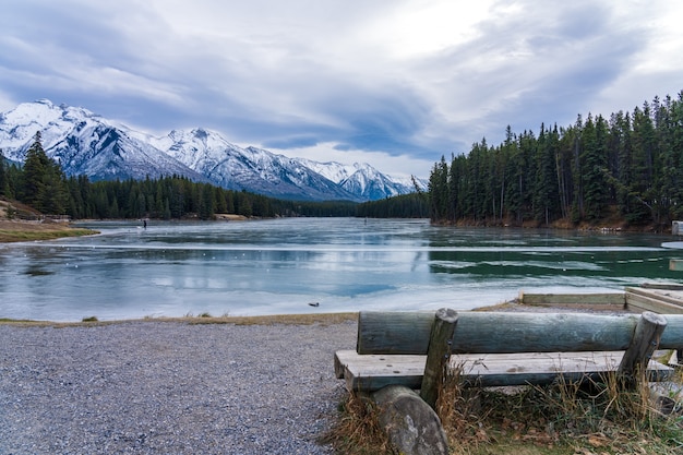 La superficie del agua congelada del lago Johnson en invierno, el parque nacional de Banff, las Montañas Rocosas canadienses, Alberta, Canadá