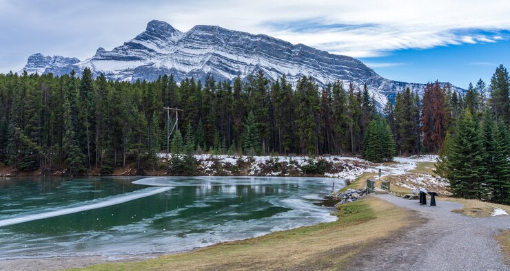 La superficie del agua congelada del lago Johnson en invierno, el parque nacional de Banff, las Montañas Rocosas canadienses, Alberta, Canadá
