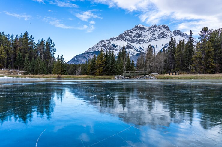 La superficie del agua congelada del lago Johnson en invierno, el parque nacional de Banff, las Montañas Rocosas canadienses, Alberta, Canadá