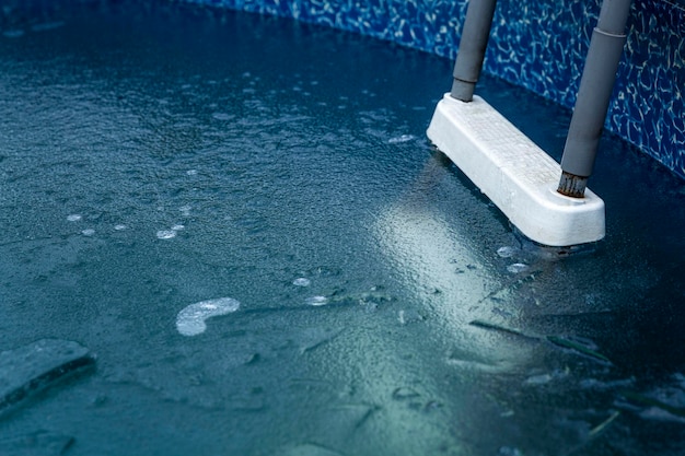 Superficie de agua congelada en la piscina Hielo azul verde Frost y bajas temperaturas en la temporada de invierno Closeup Espacio para texto Fondo