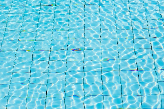 Superficie del agua en el fondo azul de la piscina