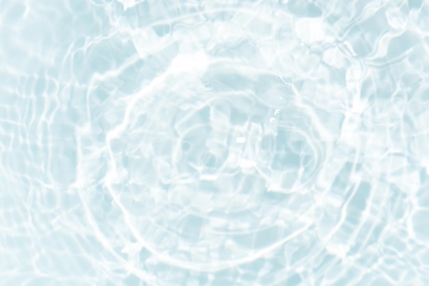 Foto una superficie de agua con un fondo blanco con una gota de agua en el medio
