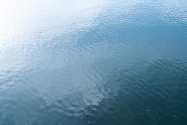 Superficie del agua, fondo del río, fondo azul.